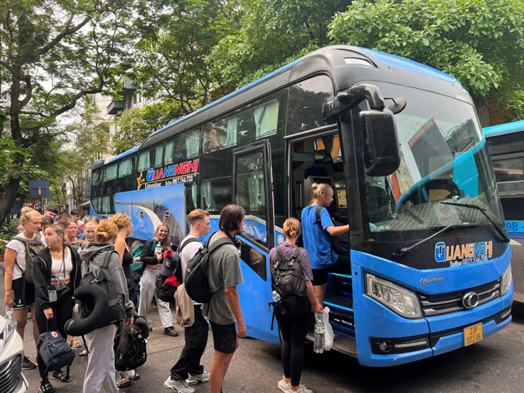 The bus pick up tourists from Hanoi center